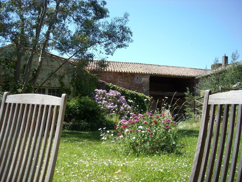 Bed and Breakfast La Tour Des Laudes Breuil-Barret Exterior foto