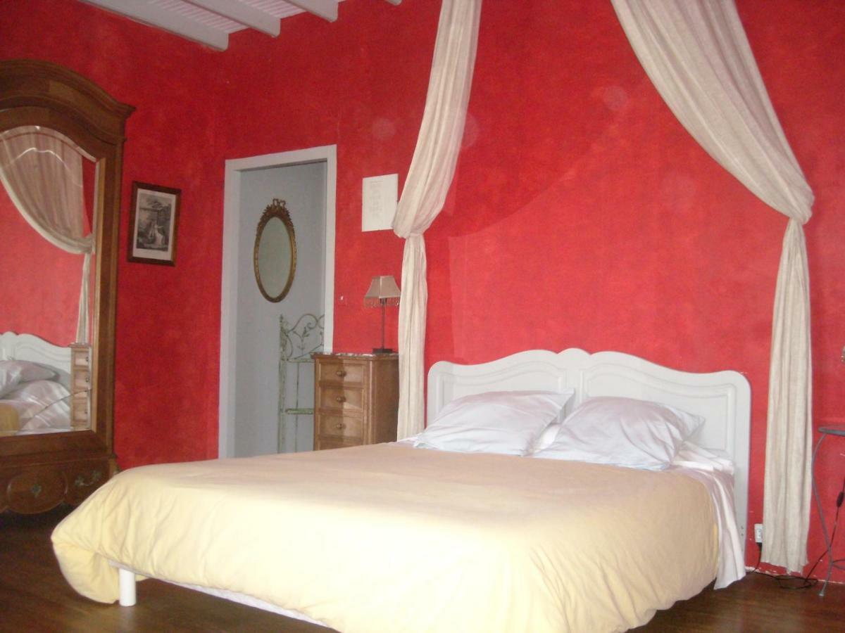 Bed and Breakfast La Tour Des Laudes Breuil-Barret Exterior foto